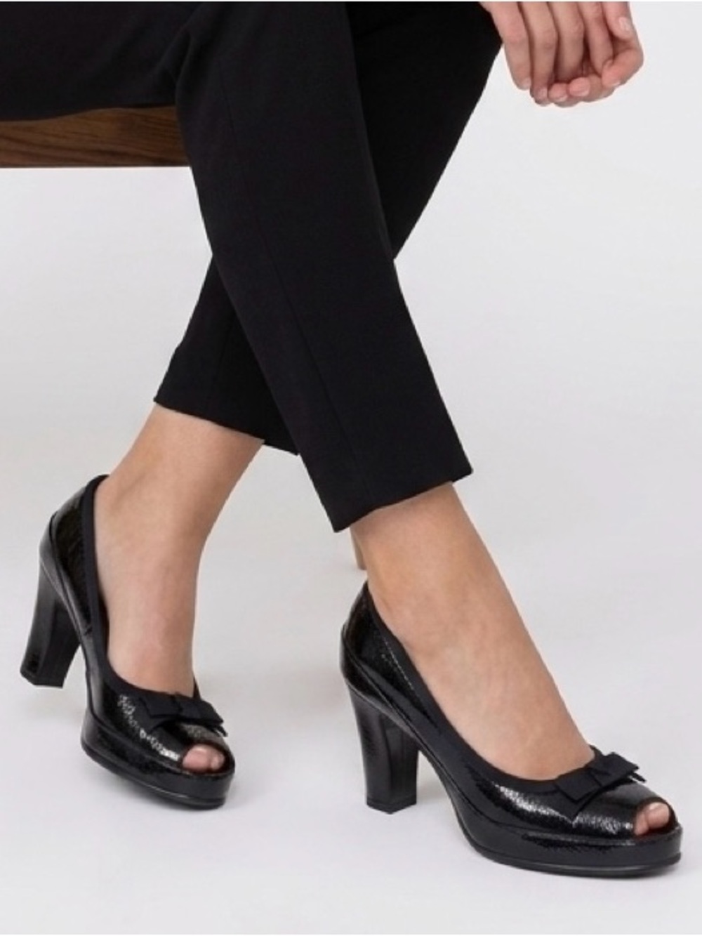 AEROSOLES Black Patent Peep-Toe Pumps Heels Grosgrain Bow